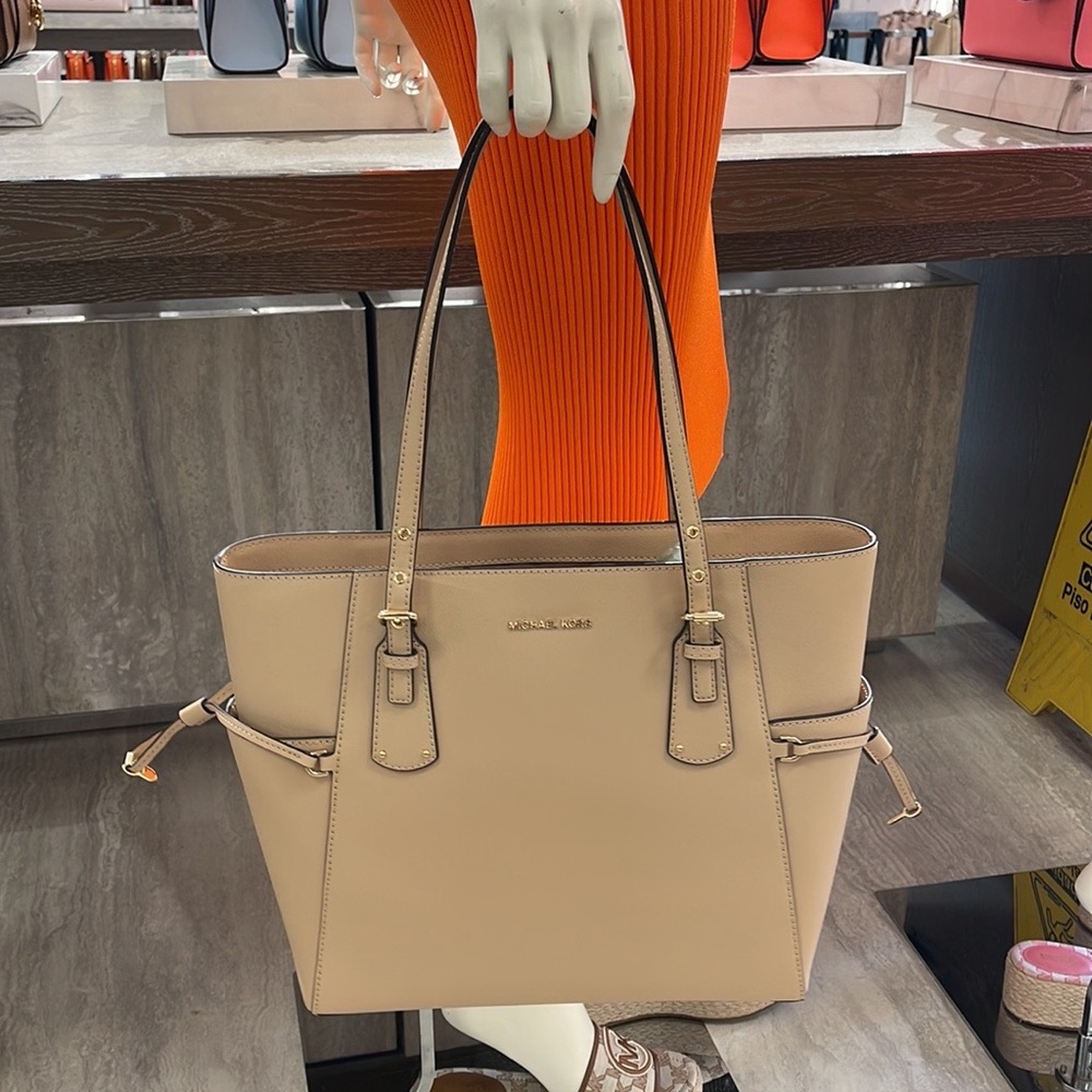 Michael Kors Voyager Small Saffiano Leather Tote Bag
Style#30H1GV6T4T
NWT
OYSTER - Picture 10 of 16